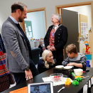 Kronprinsparet  snakker med Reodor Bruland (6) og Heidi Jevnheim under skolebesøket. Foto: Stian Lysberg Solum / NTB scanpix